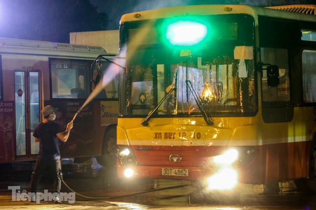 Cận cảnh quy trình vệ sinh, khử khuẩn xe buýt ở Hà Nội - Ảnh 2.