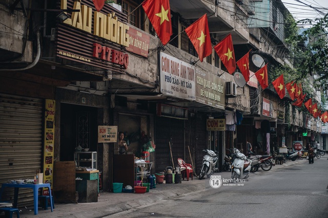 Ảnh: Hà Nội rực rỡ cờ hoa, người dân thảnh thơi tận hưởng nhịp sống bình yên dịp lễ 30/4 - Ảnh 1.