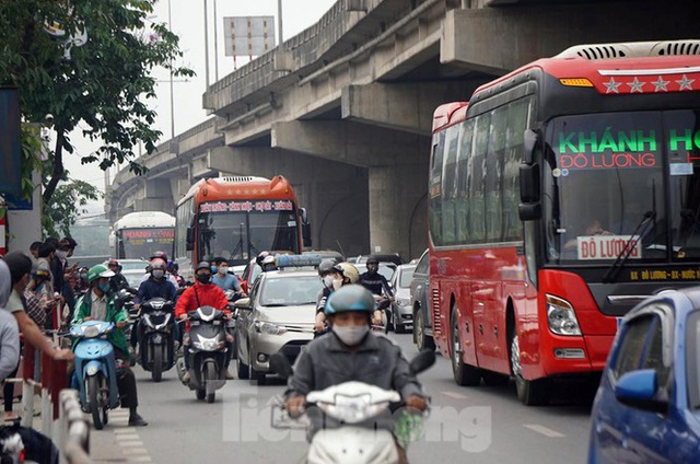 Người dân ùn ùn về quê ngày 30/4, nhiều tuyến phố Hà Nội tê liệt - Ảnh 1.