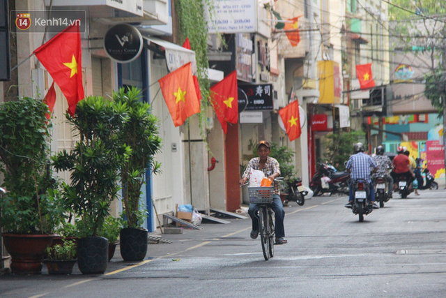 Ảnh: Ngắm một Sài Gòn yên bình trong sáng 30/4, mọi tuyến đường, góc phố phấp phới cờ hoa - Ảnh 15.