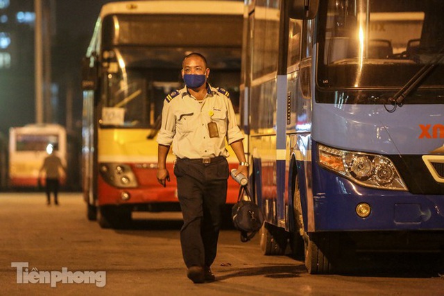 Cận cảnh quy trình vệ sinh, khử khuẩn xe buýt ở Hà Nội - Ảnh 12.