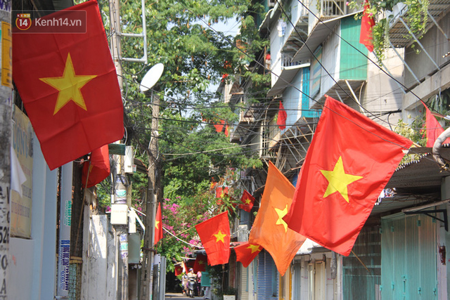 Ảnh: Ngắm một Sài Gòn yên bình trong sáng 30/4, mọi tuyến đường, góc phố phấp phới cờ hoa - Ảnh 16.