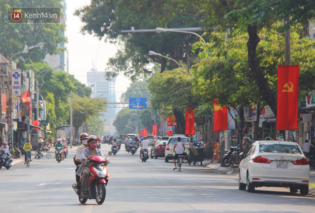 Ảnh: Ngắm một Sài Gòn yên bình trong sáng 30/4, mọi tuyến đường, góc phố phấp phới cờ hoa - Ảnh 17.