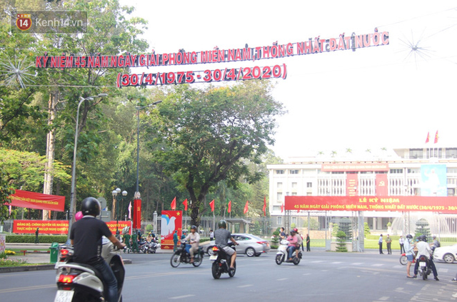 Ảnh: Ngắm một Sài Gòn yên bình trong sáng 30/4, mọi tuyến đường, góc phố phấp phới cờ hoa - Ảnh 18.