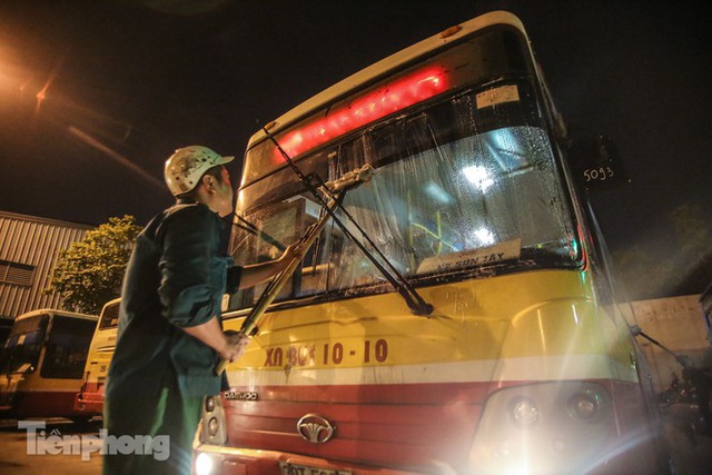 Cận cảnh quy trình vệ sinh, khử khuẩn xe buýt ở Hà Nội - Ảnh 3.