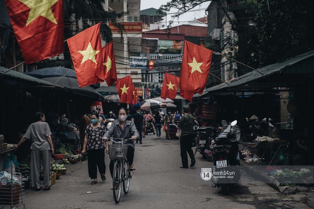 Ảnh: Hà Nội rực rỡ cờ hoa, người dân thảnh thơi tận hưởng nhịp sống bình yên dịp lễ 30/4 - Ảnh 3.