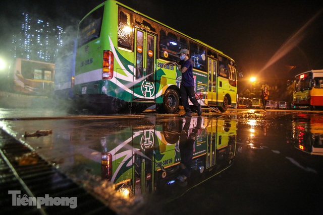 Cận cảnh quy trình vệ sinh, khử khuẩn xe buýt ở Hà Nội - Ảnh 5.