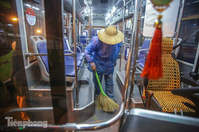 Cận cảnh quy trình vệ sinh, khử khuẩn xe buýt ở Hà Nội - Ảnh 6.
