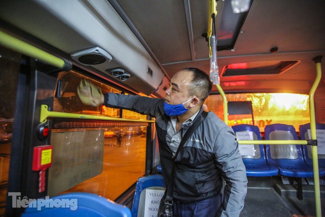 Cận cảnh quy trình vệ sinh, khử khuẩn xe buýt ở Hà Nội - Ảnh 7.