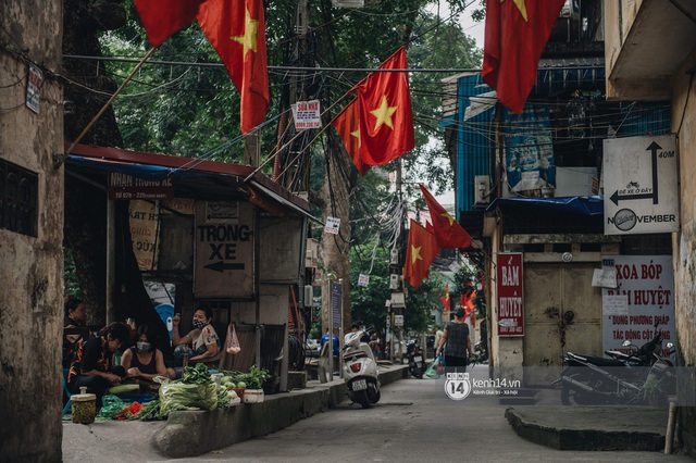 Ảnh: Hà Nội rực rỡ cờ hoa, người dân thảnh thơi tận hưởng nhịp sống bình yên dịp lễ 30/4 - Ảnh 7.