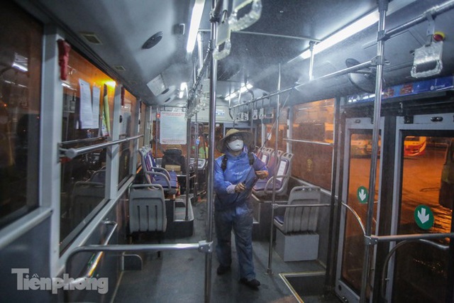 Cận cảnh quy trình vệ sinh, khử khuẩn xe buýt ở Hà Nội - Ảnh 8.