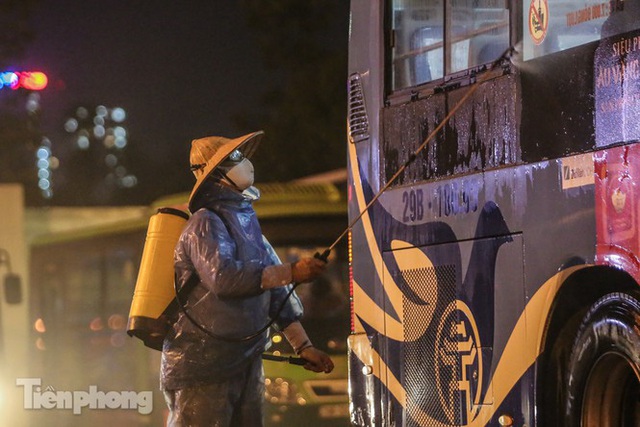 Cận cảnh quy trình vệ sinh, khử khuẩn xe buýt ở Hà Nội - Ảnh 9.