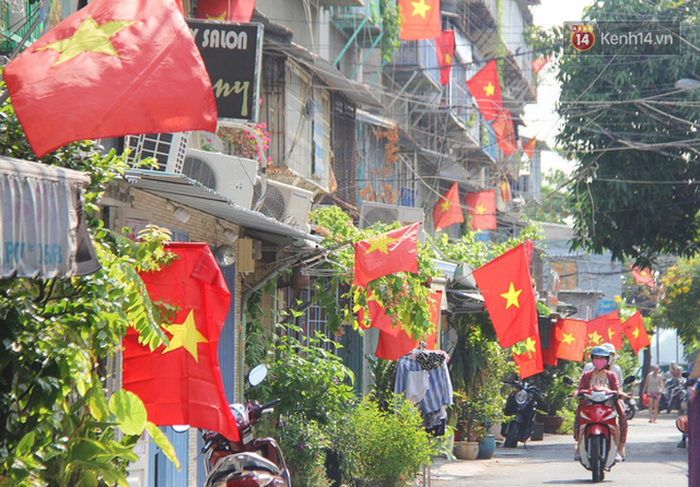 Ảnh: Ngắm một Sài Gòn yên bình trong sáng 30/4, mọi tuyến đường, góc phố phấp phới cờ hoa - Ảnh 13.