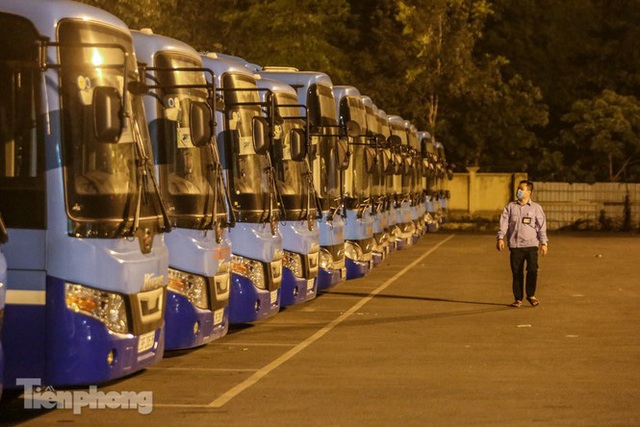 Cận cảnh quy trình vệ sinh, khử khuẩn xe buýt ở Hà Nội - Ảnh 10.