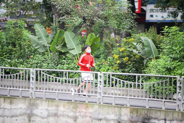 Hà Nội: Đóng cửa công viên, nhiều người dân vẫn ra đường tập thể dục - Ảnh 11.