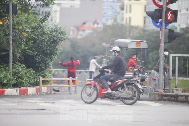 Hà Nội: Đóng cửa công viên, nhiều người dân vẫn ra đường tập thể dục - Ảnh 12.