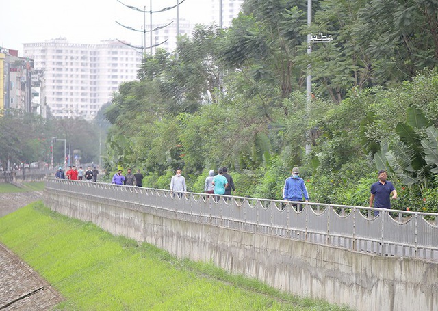 Hà Nội: Đóng cửa công viên, nhiều người dân vẫn ra đường tập thể dục - Ảnh 3.