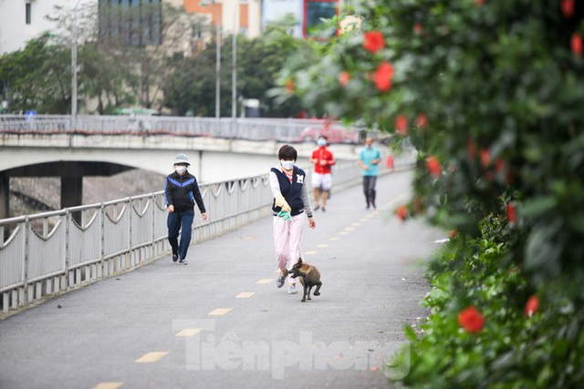 Hà Nội: Đóng cửa công viên, nhiều người dân vẫn ra đường tập thể dục - Ảnh 4.