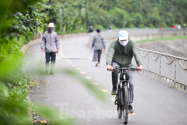 Hà Nội: Đóng cửa công viên, nhiều người dân vẫn ra đường tập thể dục - Ảnh 5.