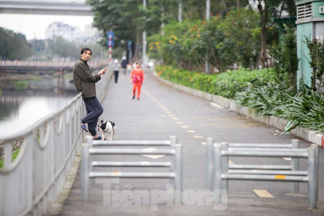 Hà Nội: Đóng cửa công viên, nhiều người dân vẫn ra đường tập thể dục - Ảnh 6.
