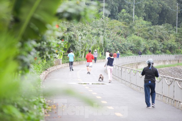 Hà Nội: Đóng cửa công viên, nhiều người dân vẫn ra đường tập thể dục - Ảnh 8.