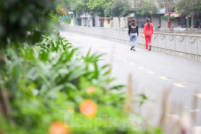 Hà Nội: Đóng cửa công viên, nhiều người dân vẫn ra đường tập thể dục - Ảnh 9.