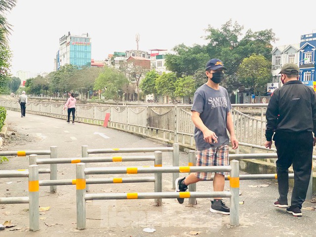 Hà Nội: Đóng cửa công viên, nhiều người dân vẫn ra đường tập thể dục - Ảnh 10.
