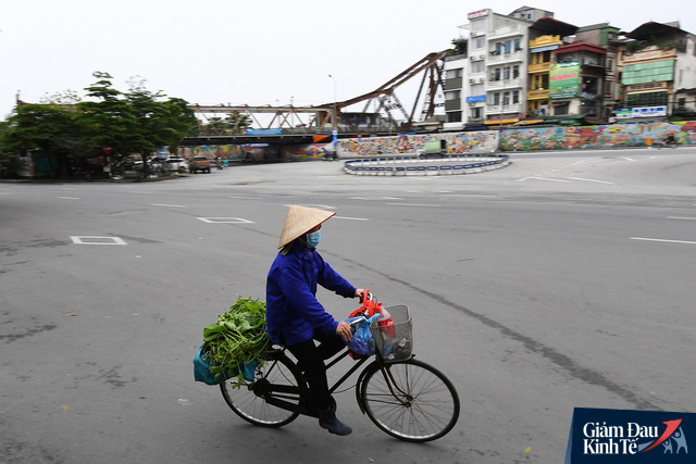 Một Hà Nội rất khác giữa những ngày cách ly xã hội vì dịch Covid-19: Vắng lặng, đìu hiu nhưng bình yên đến lạ - Ảnh 11.