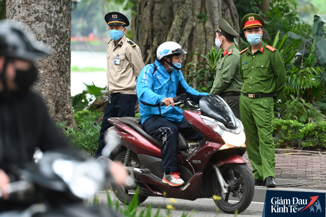 Một Hà Nội rất khác giữa những ngày cách ly xã hội vì dịch Covid-19: Vắng lặng, đìu hiu nhưng bình yên đến lạ - Ảnh 7.