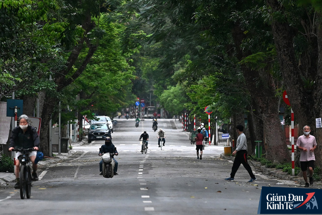 Một Hà Nội rất khác giữa những ngày cách ly xã hội vì dịch Covid-19: Vắng lặng, đìu hiu nhưng bình yên đến lạ - Ảnh 4.