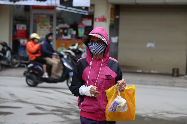 Ảnh: Ai cần cứ đến lấy và hàng trăm suất ăn miễn phí dành tặng người lao động nghèo giữa mùa dịch Covid-19 ở Hà Nội - Ảnh 13.