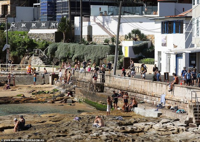  Hàng ngàn người tại điểm nóng Covid-19 ở Úc lại ra bãi biển vui chơi  - Ảnh 4.