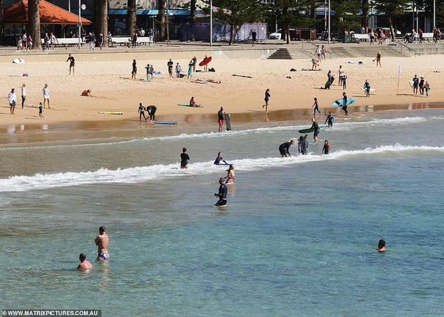  Hàng ngàn người tại điểm nóng Covid-19 ở Úc lại ra bãi biển vui chơi  - Ảnh 7.