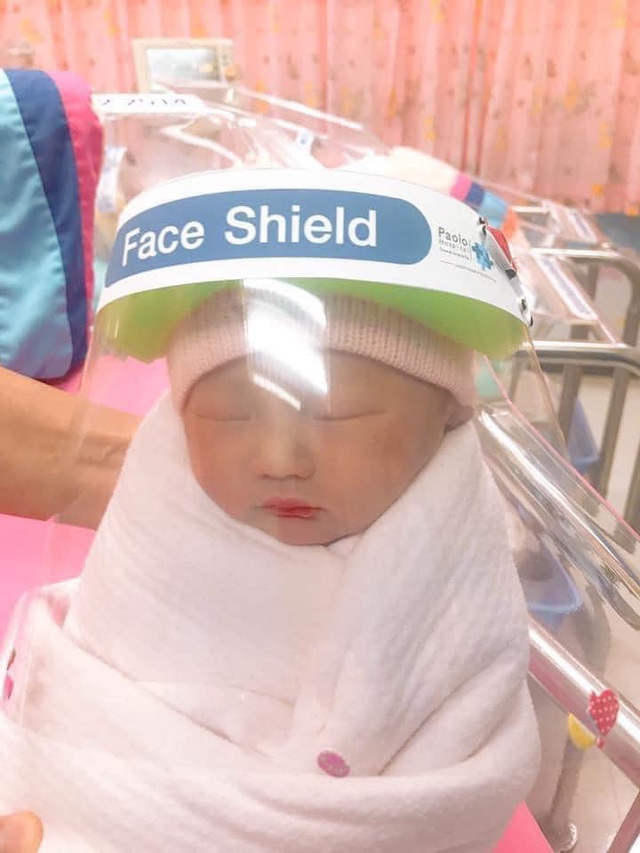 Chào đời mùa Covid-19: Trẻ sơ sinh được trang bị thêm mũ che mặt chống virus, dân mạng chia sẻ ầm ầm vì quá dễ thương - Ảnh 2.
