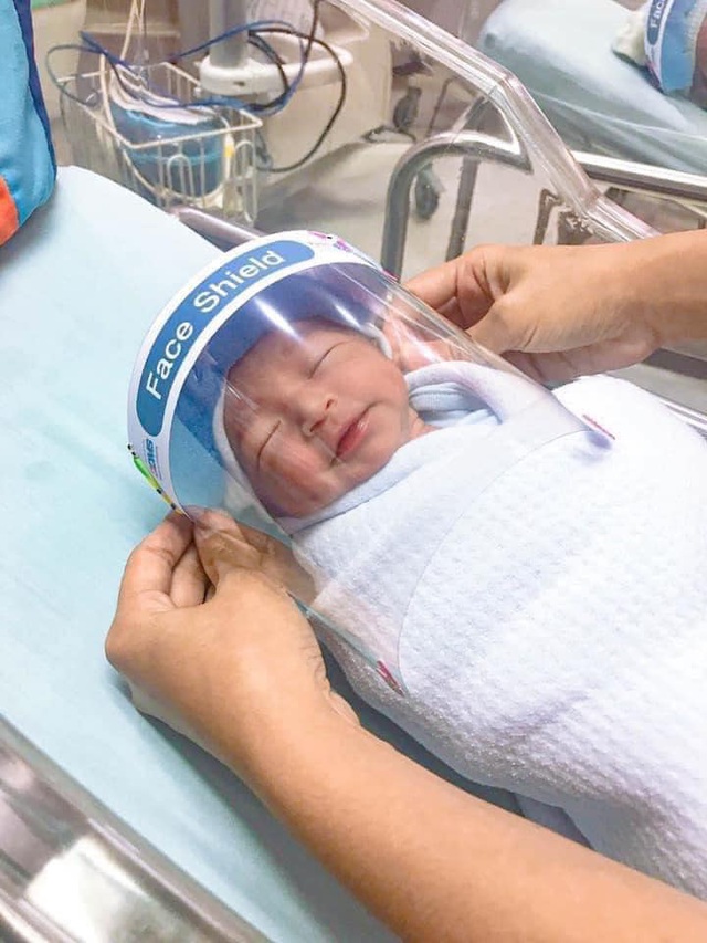 Chào đời mùa Covid-19: Trẻ sơ sinh được trang bị thêm mũ che mặt chống virus, dân mạng chia sẻ ầm ầm vì quá dễ thương - Ảnh 5.