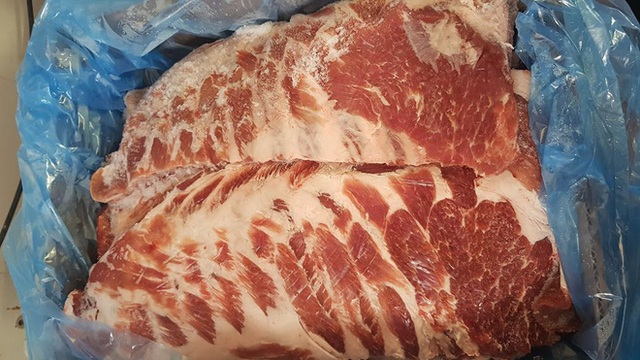 Giá thịt lợn vẫn cao ngất, nhiều người đổ xô mua thịt đông lạnh siêu rẻ - Ảnh 1.