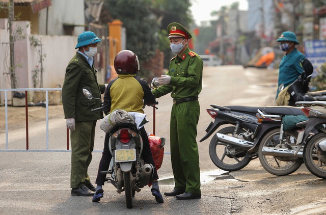 Phong toả khu vực có ca bệnh Covid-19 sau 23 ngày trở về từ Bệnh viện Bạch Mai - Ảnh 9.