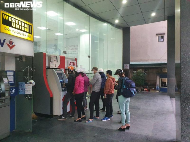 Hà Nội: Xếp hàng rút tiền tại ATM, phớt lờ Covid-19 - Ảnh 1.