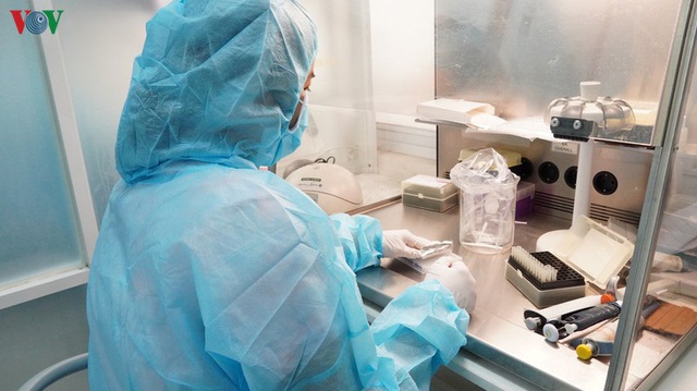 Ảnh: Bên trong khu xét nghiệm virus SARS-CoV-2 ở Viện Pasteur TP.HCM - Ảnh 12.