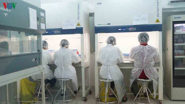 Ảnh: Bên trong khu xét nghiệm virus SARS-CoV-2 ở Viện Pasteur TP.HCM - Ảnh 4.