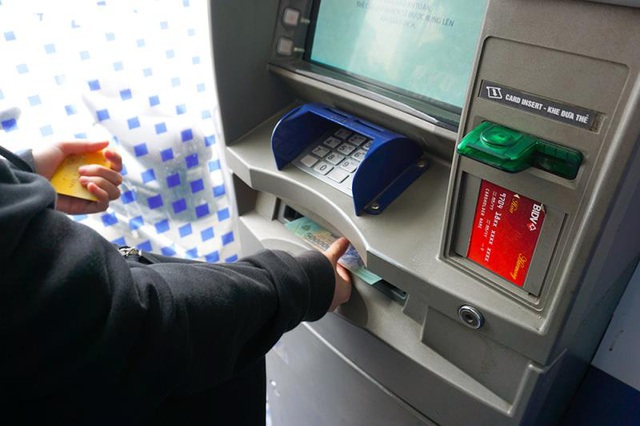 Hà Nội: Xếp hàng rút tiền tại ATM, phớt lờ Covid-19 - Ảnh 5.