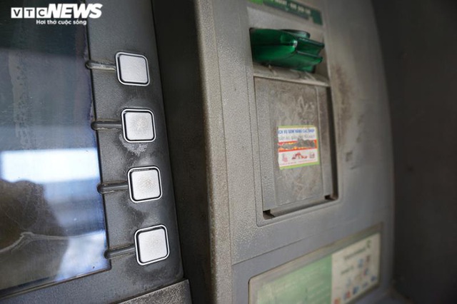 Hà Nội: Xếp hàng rút tiền tại ATM, phớt lờ Covid-19 - Ảnh 6.
