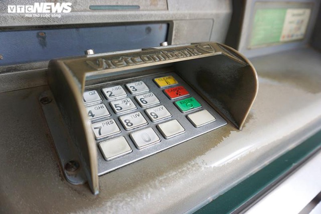 Hà Nội: Xếp hàng rút tiền tại ATM, phớt lờ Covid-19 - Ảnh 7.