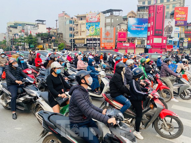 Hà Nội: Người dân lại đổ ra đường, có nơi ùn tắc nhẹ dù đang cách ly xã hội - Ảnh 2.