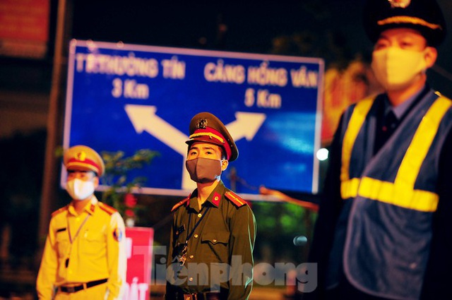 Trắng đêm ở chốt phòng dịch COVID-19 cửa ngõ Thủ đô - Ảnh 2.