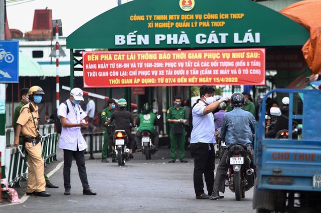 Chen chân qua phà Cát Lái trong ngày cách ly toàn xã hội - Ảnh 2.