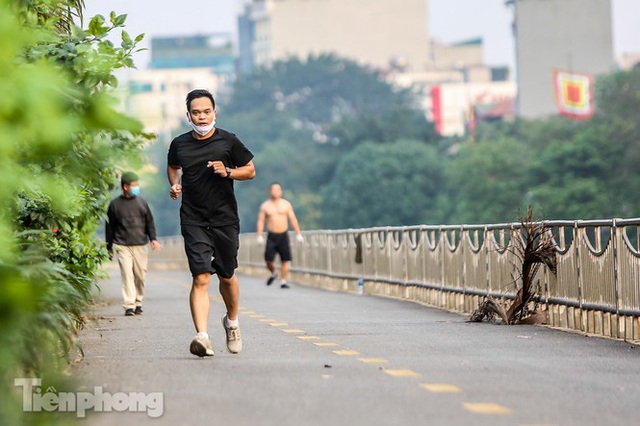 Tập thể dục trên đường đi bộ dài nhất Hà Nội, người dân được mời quay về nhà - Ảnh 2.