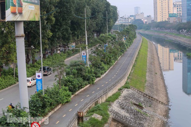 Tập thể dục trên đường đi bộ dài nhất Hà Nội, người dân được mời quay về nhà - Ảnh 11.