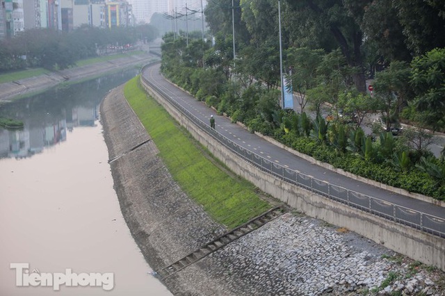 Tập thể dục trên đường đi bộ dài nhất Hà Nội, người dân được mời quay về nhà - Ảnh 12.