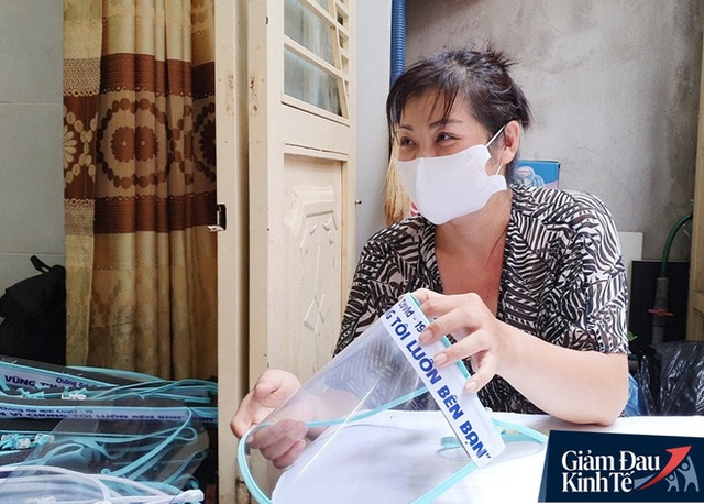 Gặp nữ tiểu thương Sài Gòn xuất hiện trên loạt báo quốc tế khi cùng nhóm bạn tự làm hơn 1.500 chiếc mặt nạ ngăn giọt bắn, tặng các y bác sĩ chống dịch Covid-19 - Ảnh 17.